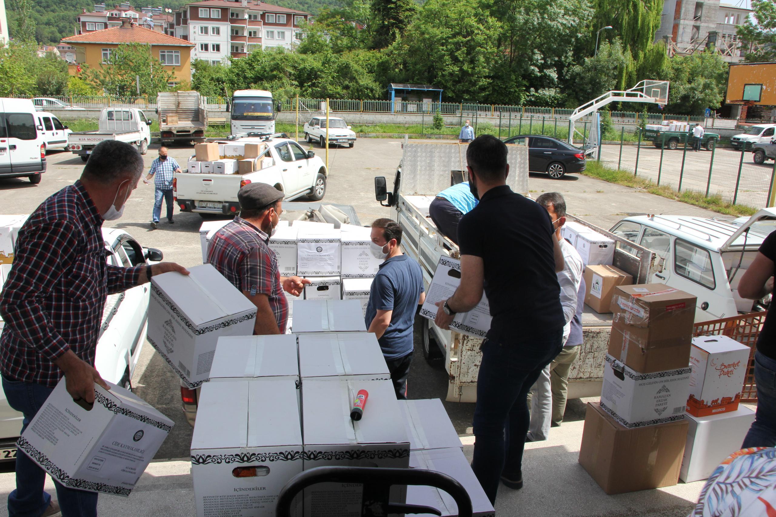 Cide’de kısıtlama öncesinde ihtiyaç sahibi bin 200 aileye yardım kolisi dağıtıldı