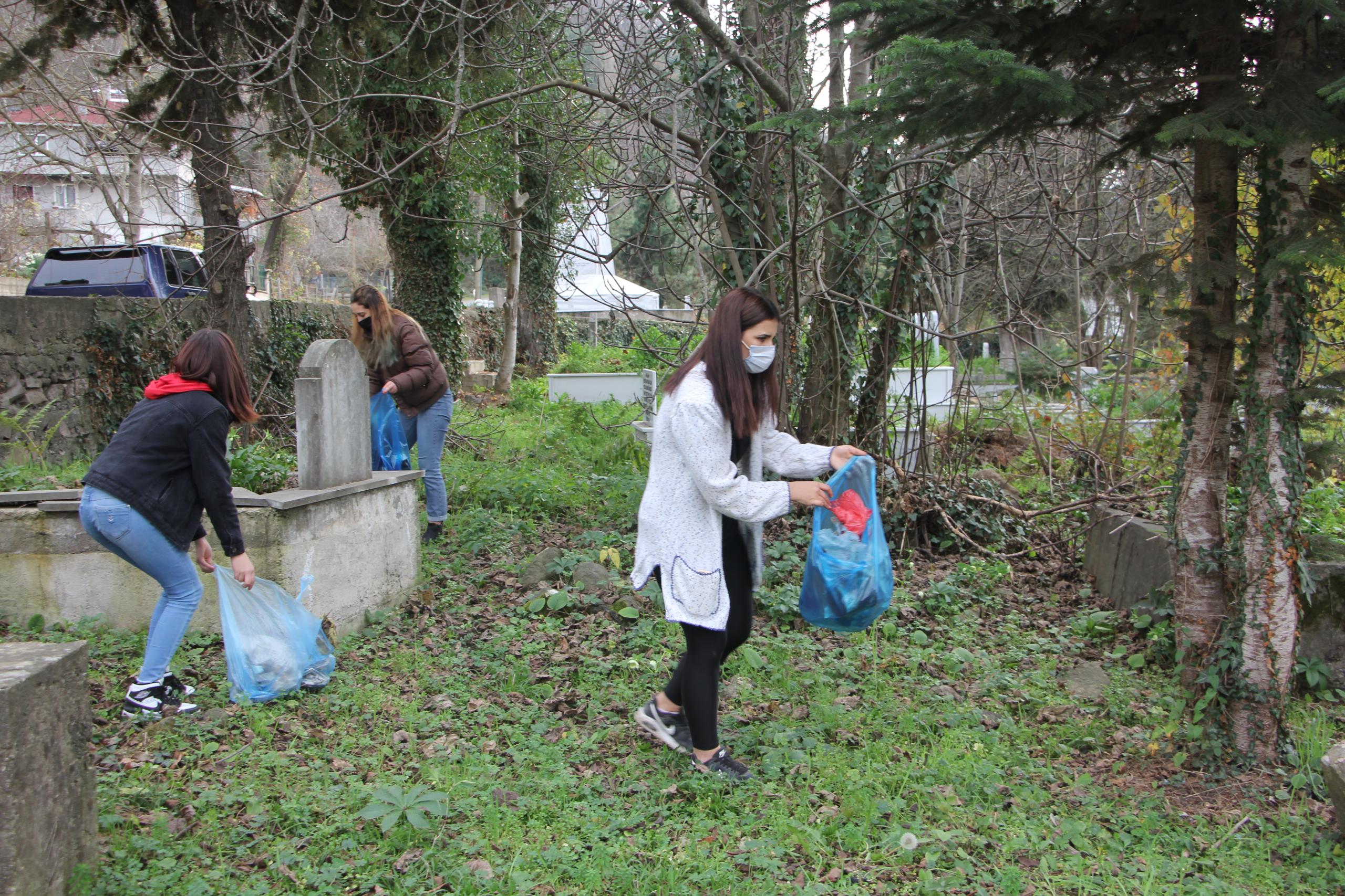 Öğrencilerden örnek etkinlik – Kurdukları grupla sokak hayvanlarını besleyip, çevre temizliği yapıyorlar