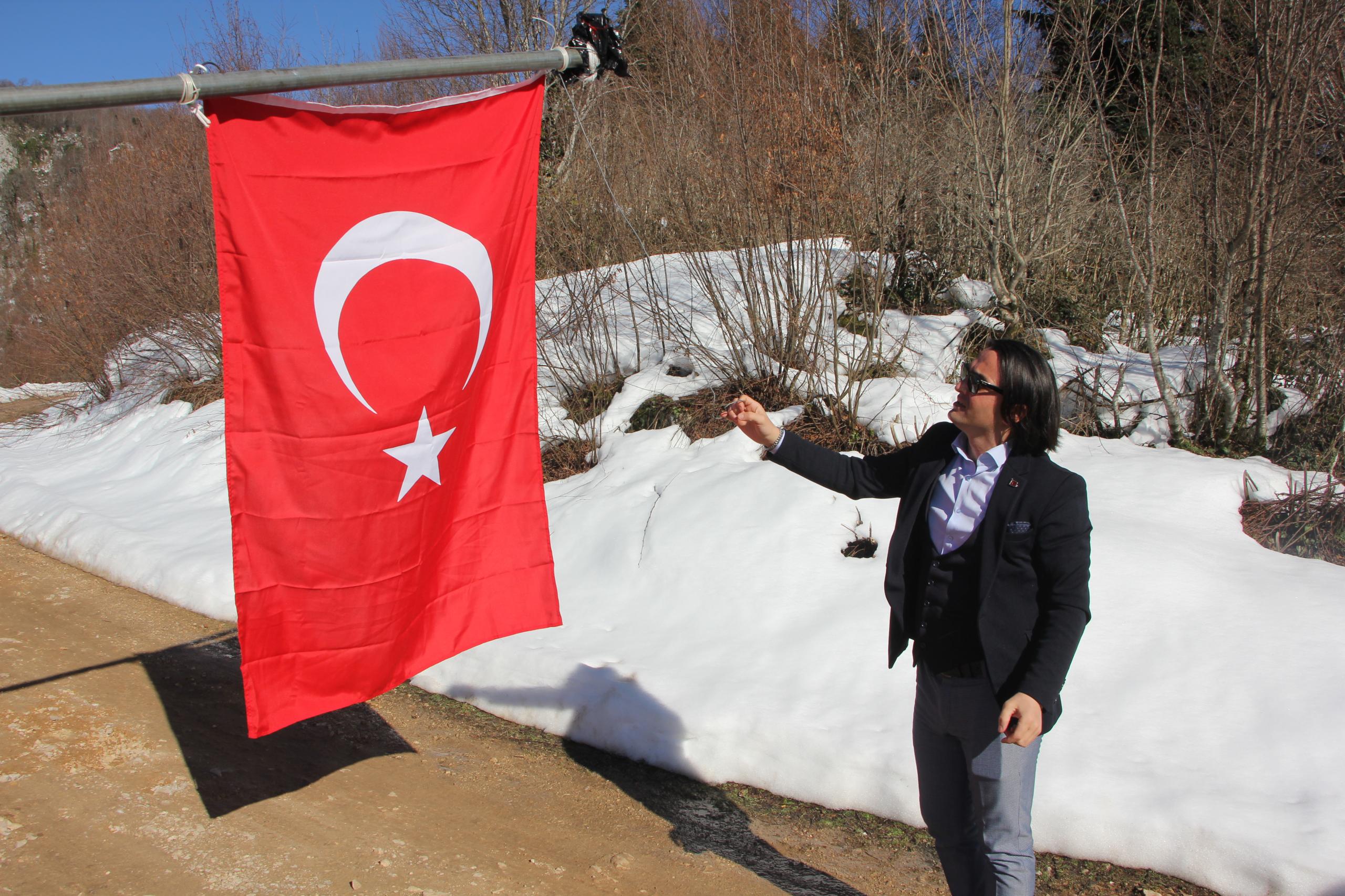 Cide’de duygulandıran davranış! Yıpranmış Türk bayraklarını tek tek değiştiriyor